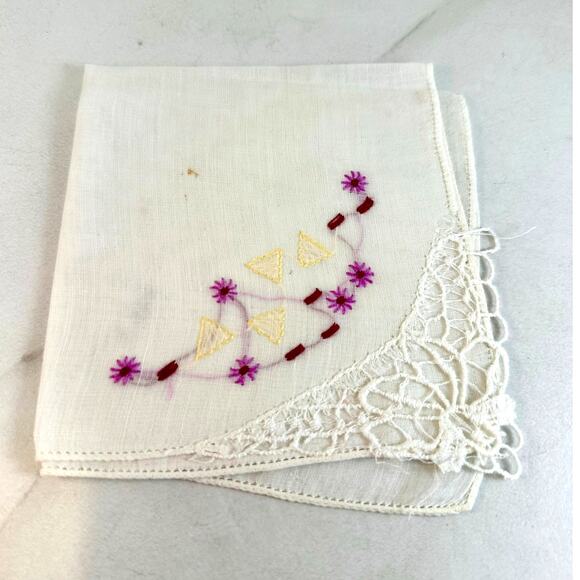 4 Vintage Embroidered white handkerchiefs - Picture 4 of 5